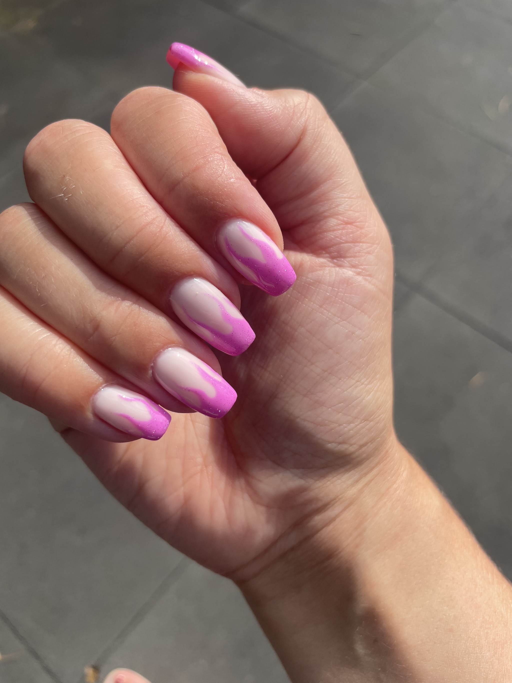 Lichtroze nagels met felroze vlammen als nail art