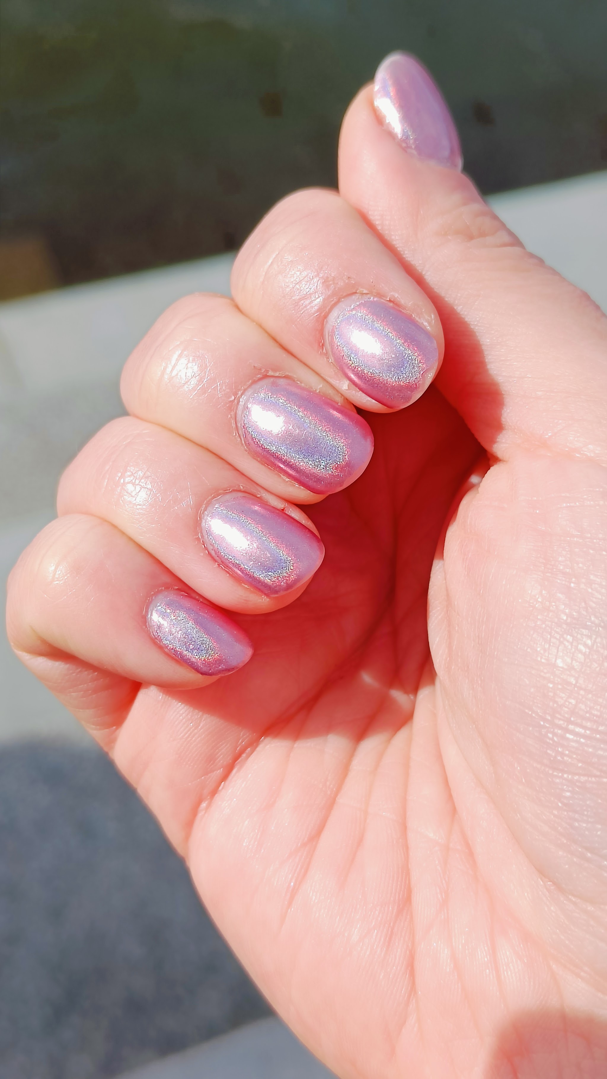 Korte nagels met holografische lila chrome